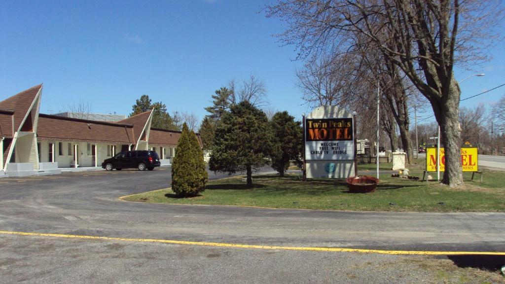 Twin Peaks Motel Napanee Extérieur photo