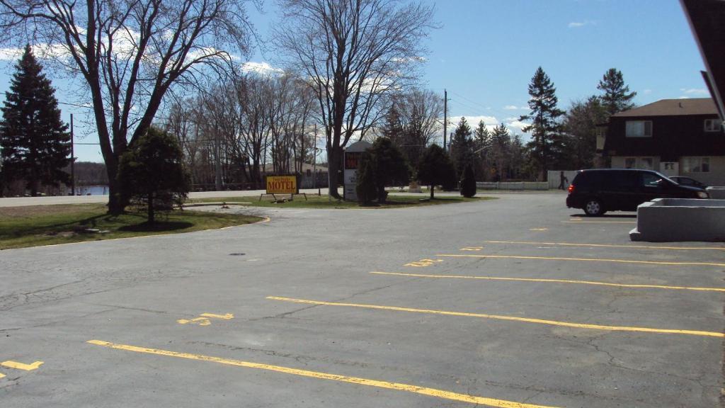 Twin Peaks Motel Napanee Extérieur photo