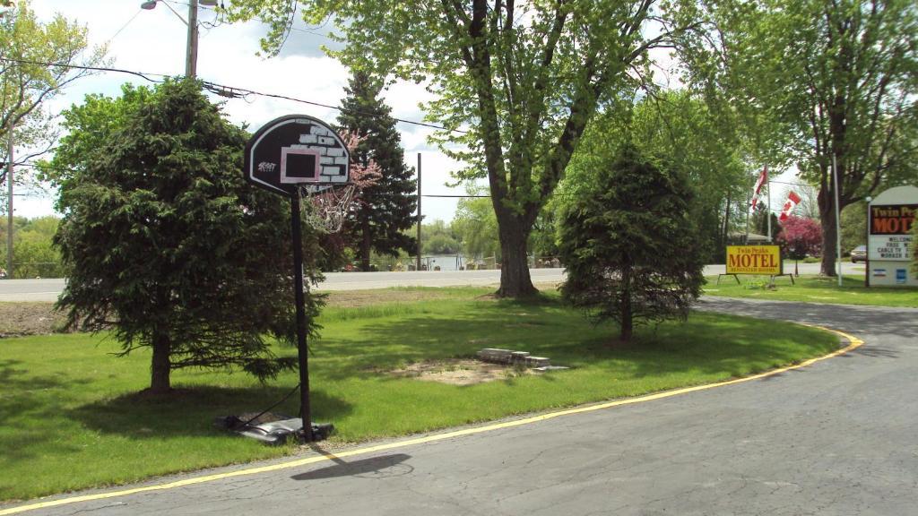 Twin Peaks Motel Napanee Extérieur photo