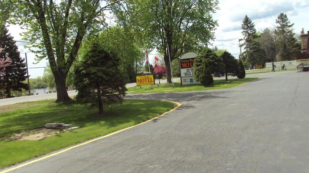 Twin Peaks Motel Napanee Extérieur photo