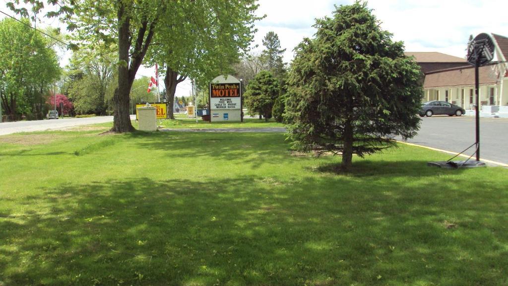 Twin Peaks Motel Napanee Extérieur photo