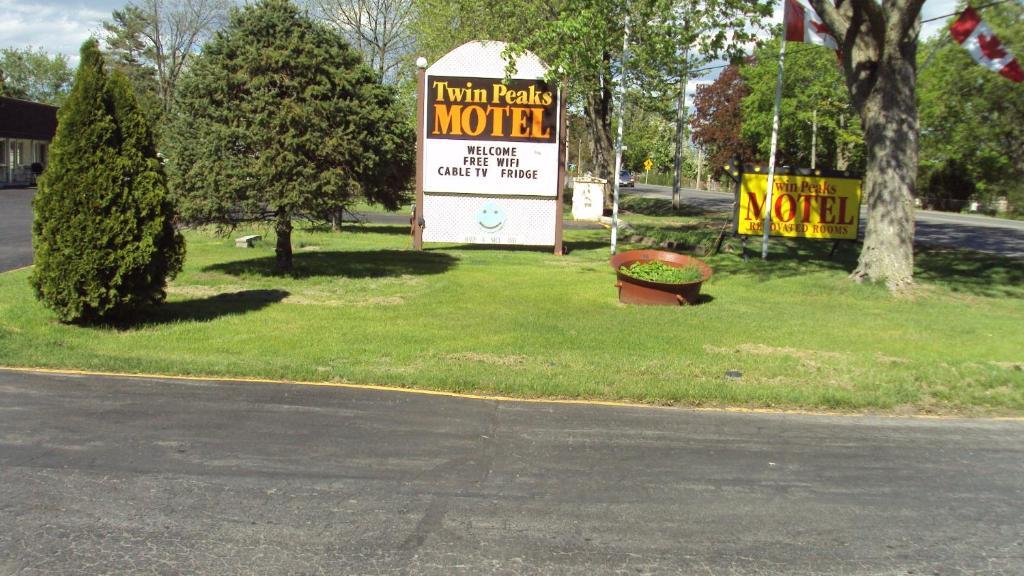 Twin Peaks Motel Napanee Extérieur photo