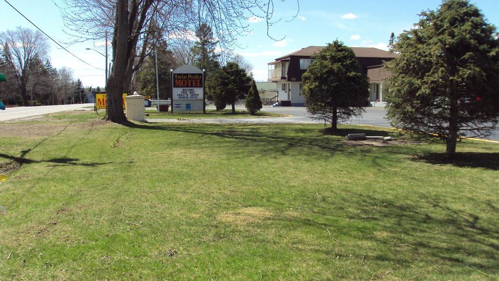 Twin Peaks Motel Napanee Extérieur photo